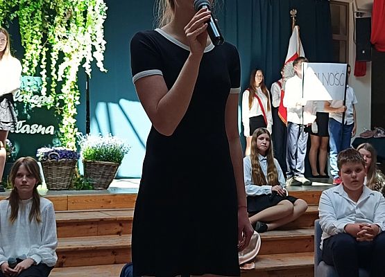 apel z okazji rocznicy uchwalenia Konstytucji 3 Maja - Agata recytuje wiersz