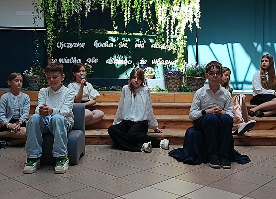 apel z okazji rocznicy uchwalenia Konstytucji 3 Maja - uczniowie podczas występu