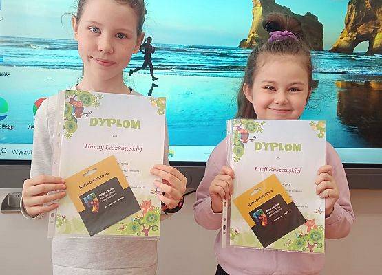 dziewczynki z dyplomami