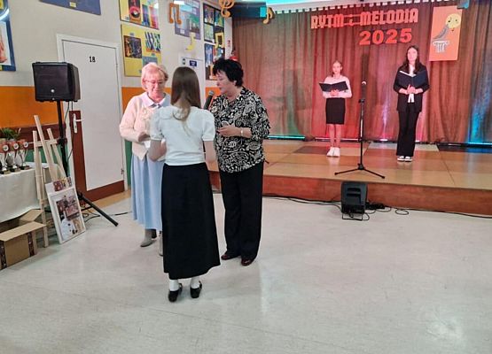 Oliwia odbiera nagrodę