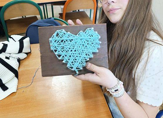 Grafika 21: String Art – lekcja techniki w klasie 6b