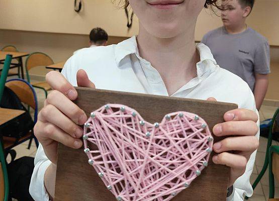 Zuzia ze swoją gotową pracą