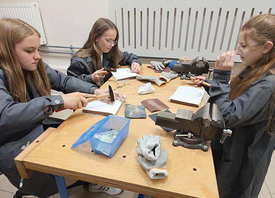 dziewczynki z 6b wbijają gwoździe