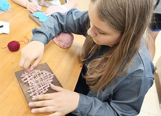 Hania nawija sznurek na serduszko