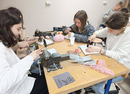 dziewczynki z klasy 6b podczas lekcji techniki