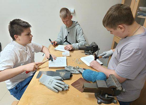 chłopcy wbijają gwoździe