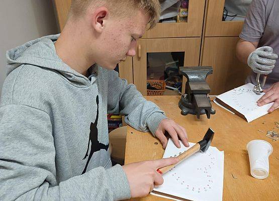 Kordian wbija gwoździe