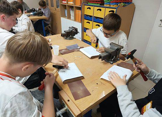 chłopcy z klasy 6b podczas lekcji techniki
