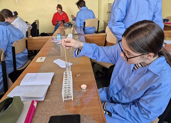 dziewczynka eksperymentuje