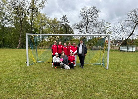 Zawodniczki z nauczycielem