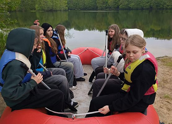 dziewczyny w pontonie