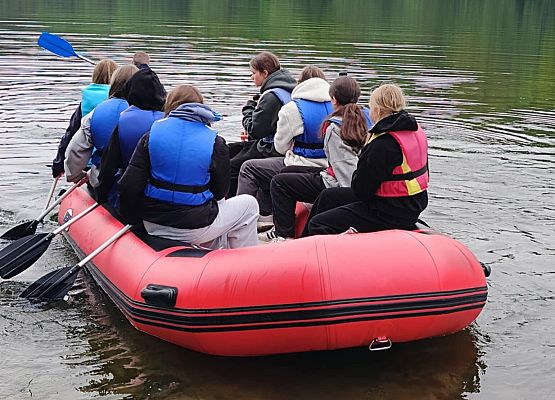 dziewczyny w pontonie