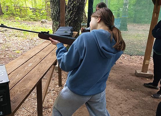 Kornelia strzela z wiatrówki