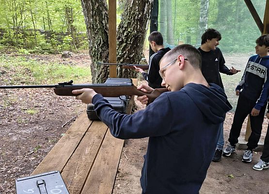 Miłosz strzela z wiatrówki