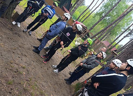 chłopcy szkolenie park linowy