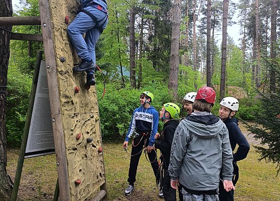 chłopcy park linowy