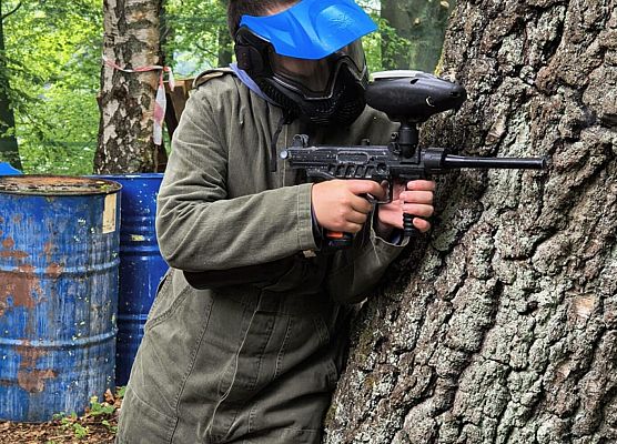 chłopiec przy drzewie