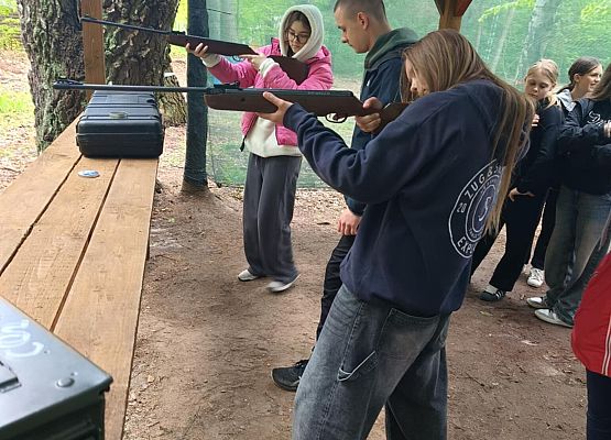 dziewczynki strzelają z wiatrówki