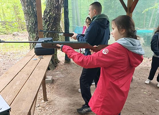 Ania strzela z wiatrówki