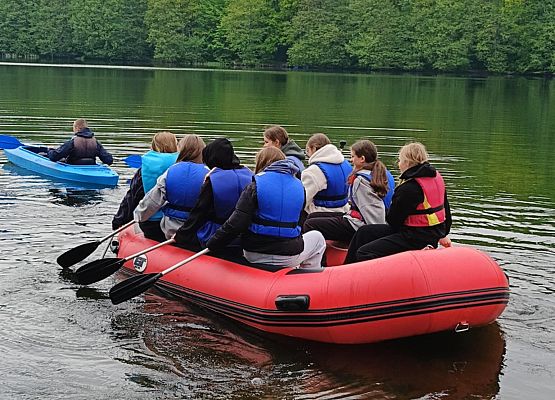 dziewczyny w pontonie