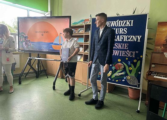 Maciek odbiera nagrodę