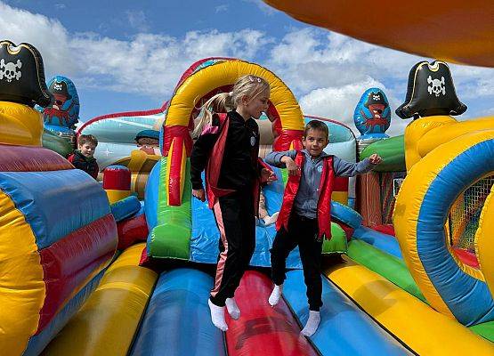 Piracka przygoda pierwszaków na dmuchańcu
