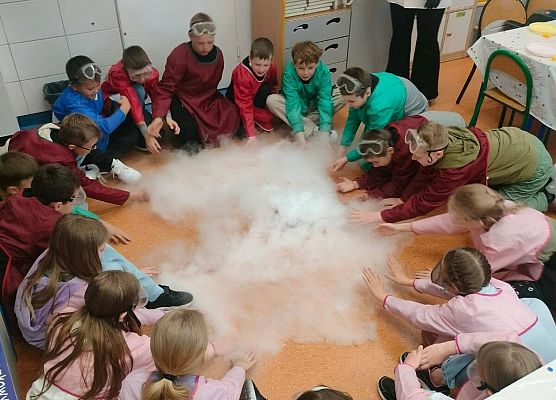 Magia chemii w naszej szkole – suchy lód w roli głównej