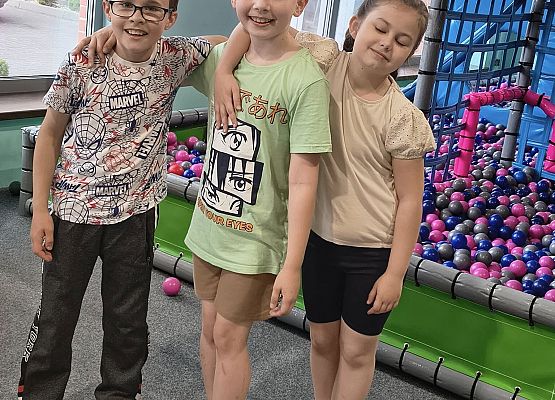 dzieci bawią się w Jumpingu