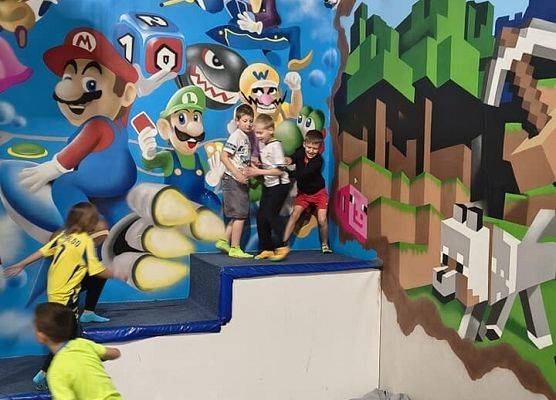 dzieci w parku trampolin