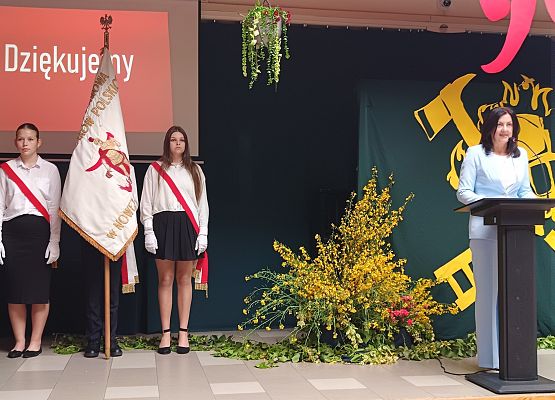 sztandar i Pani Dyrektor