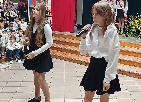 dziewczynki śpiewają