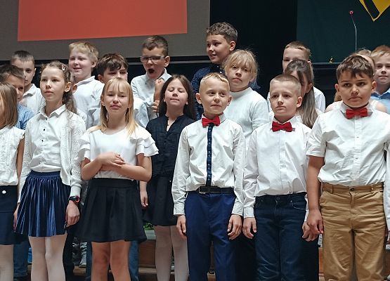 uczniowie klas 2 śpiewają