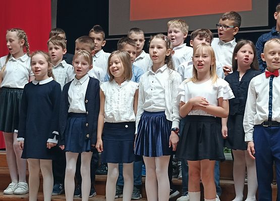 uczniowie klas 2 śpiewają