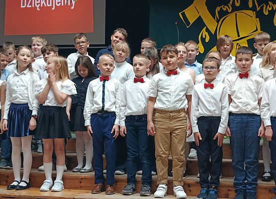 uczniowie klas 2 śpiewają