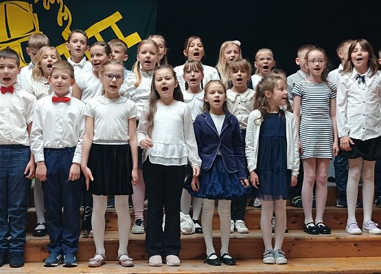 uczniowie klas 2 śpiewają