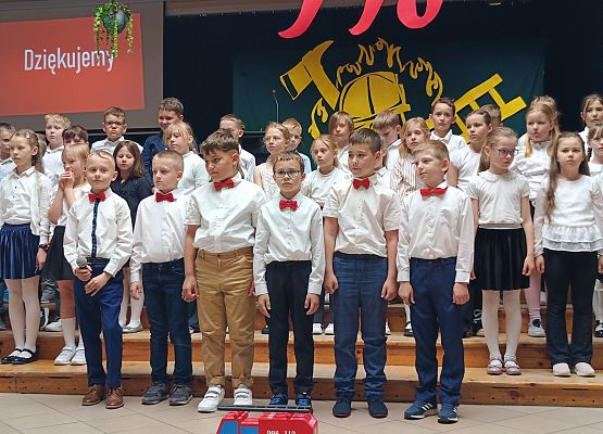 uczniowie klas 2 występują