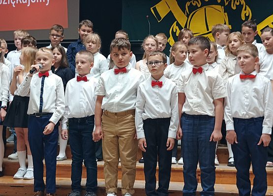 uczniowie klas 2 występują