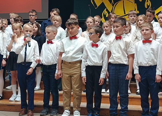 uczniowie klas 2 występują