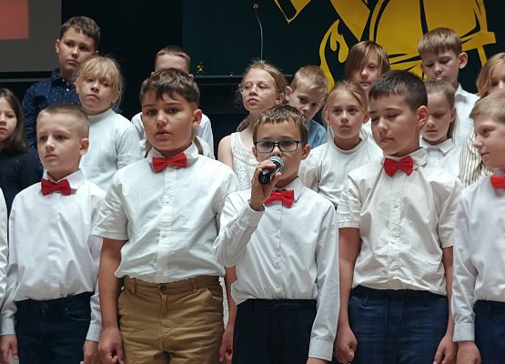 uczniowie klas 2 występują