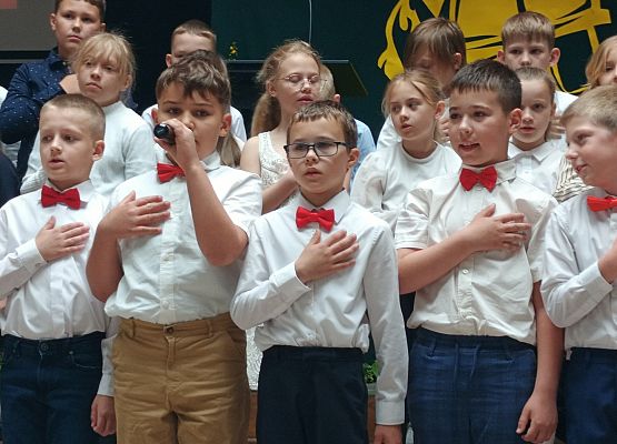 uczniowie klas 2 występują