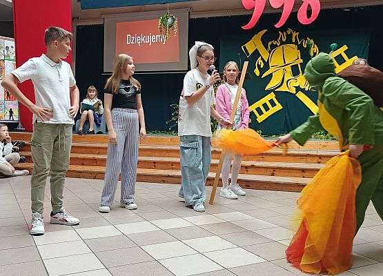 uczniowie występują w bajce