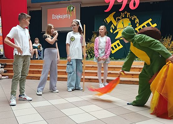 uczniowie występują w bajce