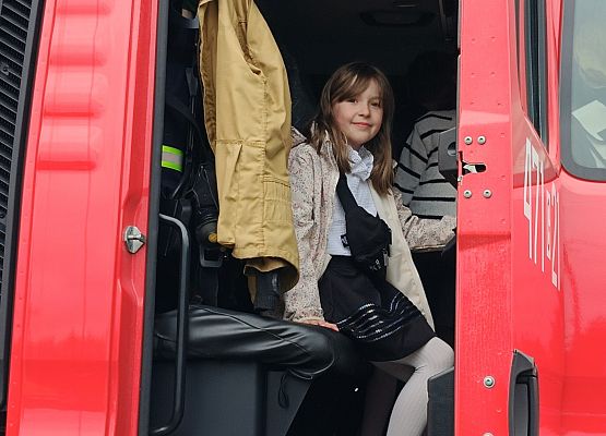 dziewczynka w wozie strażackim