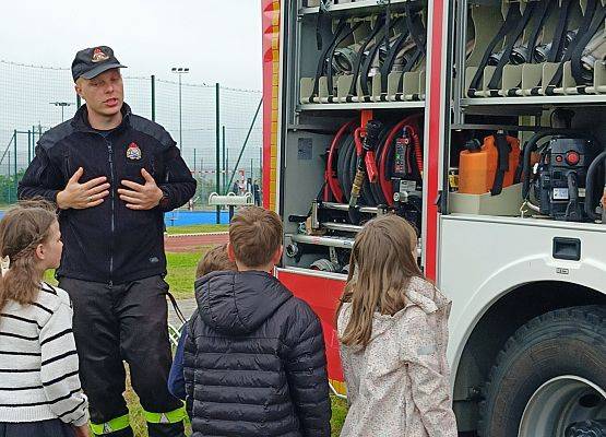 dzieci oglądają wóz strażacki
