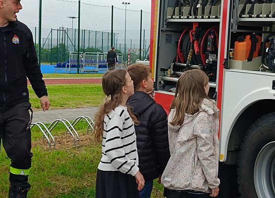 dzieci oglądają wóz strażacki