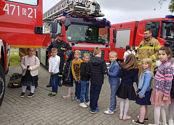 dzieci koło wozu strażckiego