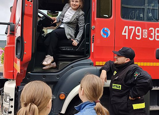 uczennica w wozie strażackim