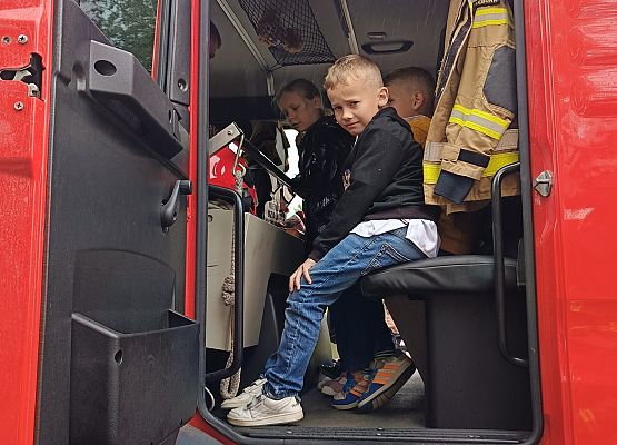 dzieci w wozie ztrażackim