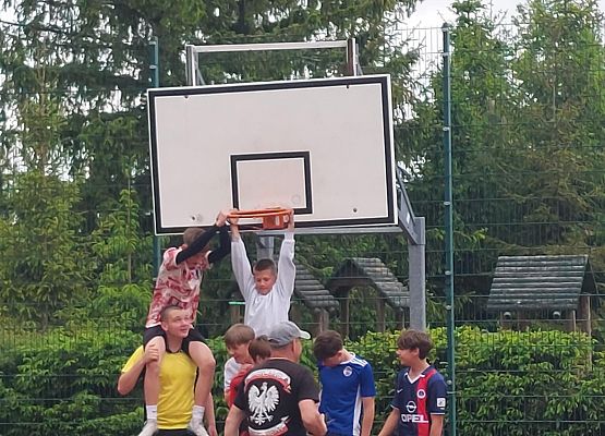 uczniowie pod koszem