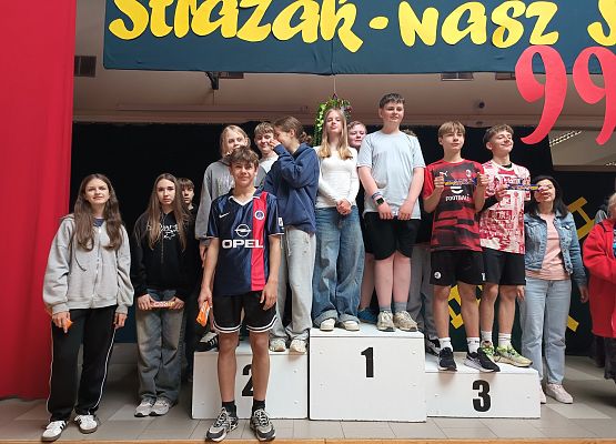 klasy 7 na podium przeciąganie liny